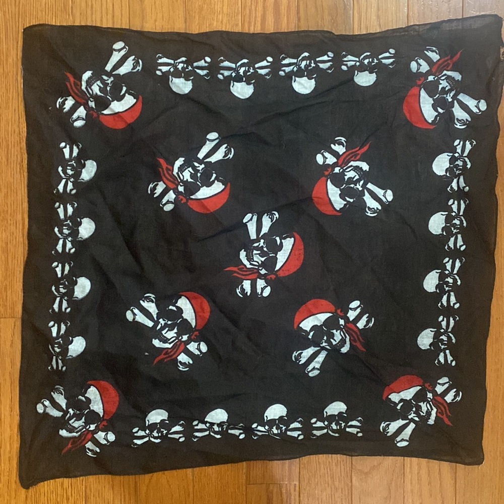 PIRATE SKULL & CROSS BONES Black White Red Bandana EUC Defect 20” X 20”